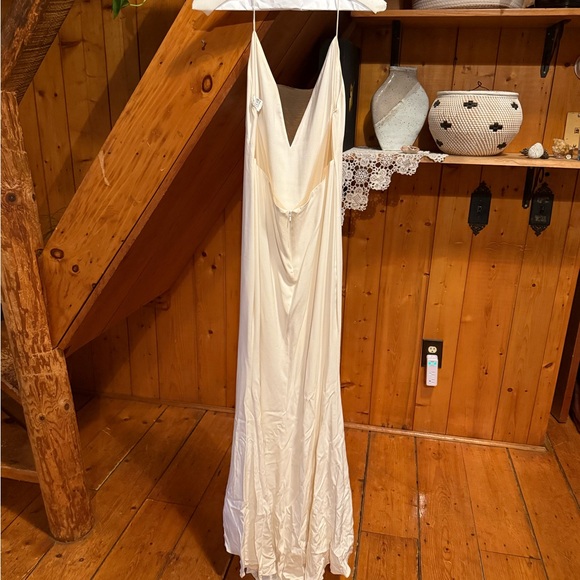 Elegant Cream Lace Wedding Dress - Picture 11 of 16